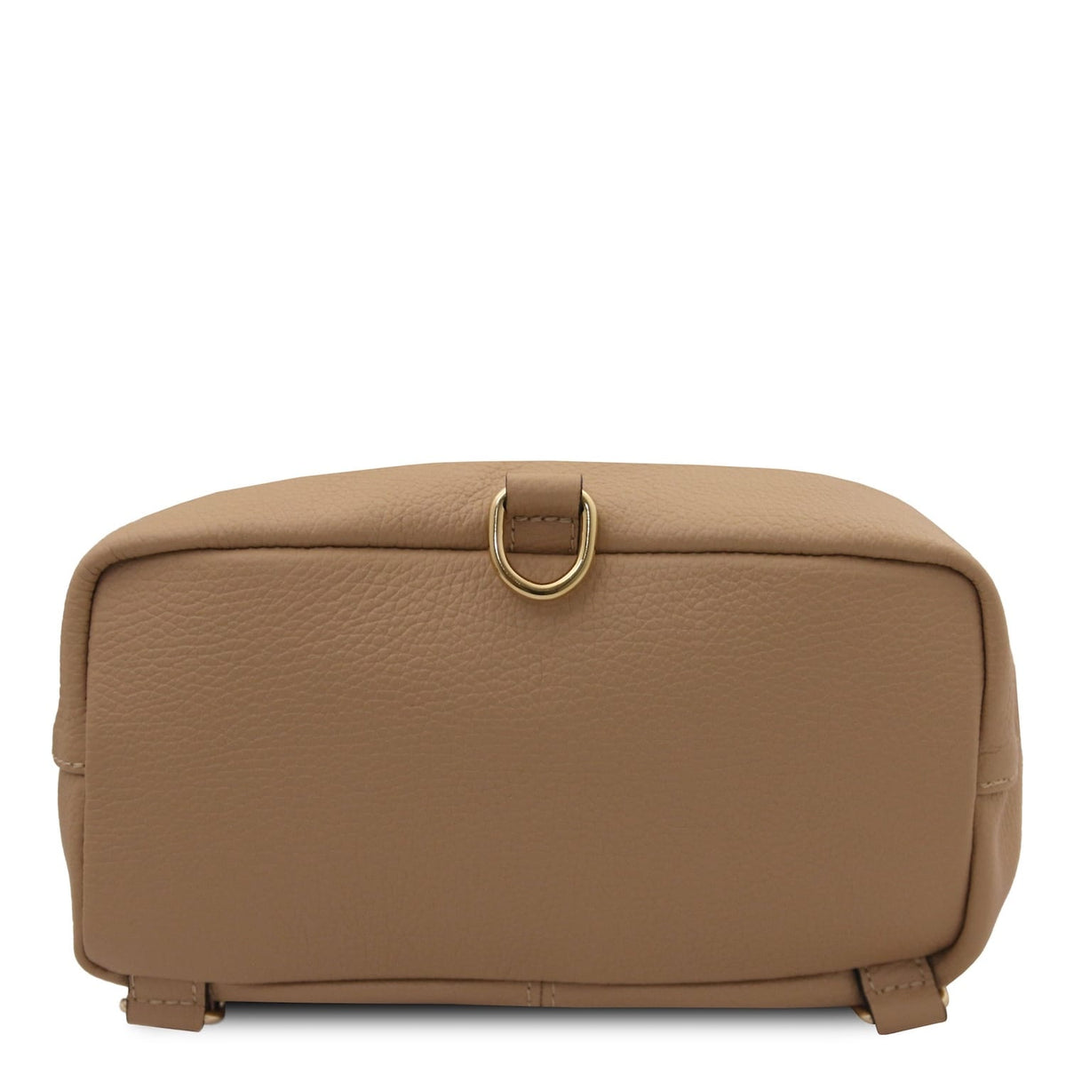 Vista dal basso of the Dublin cuoio leather backpack con texture martellata e a gold ring accent.
