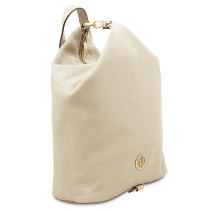 Vista laterale of the beige Dublin leather backpack highlighting pelle martellata e accessori metallici color oro con logo plaque
