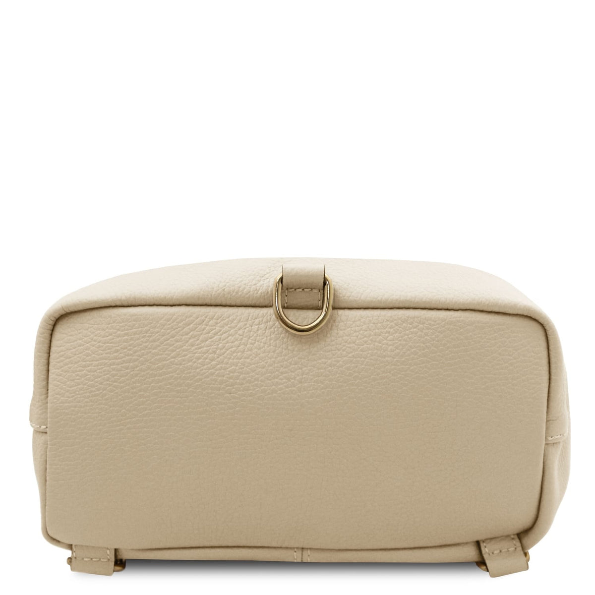 Vista dal basso of the beige Dublin leather backpack con bordi cuciti e a metal ring attachment