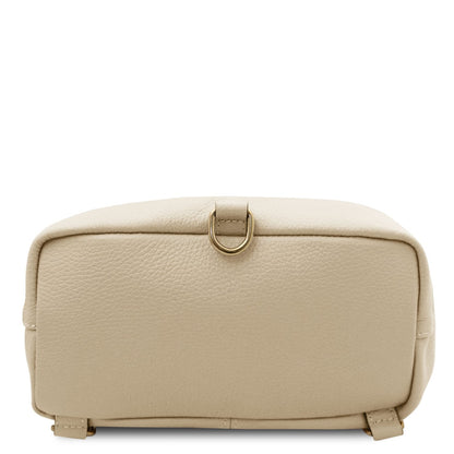 Vista dal basso of the beige Dublin leather backpack con bordi cuciti e a metal ring attachment
