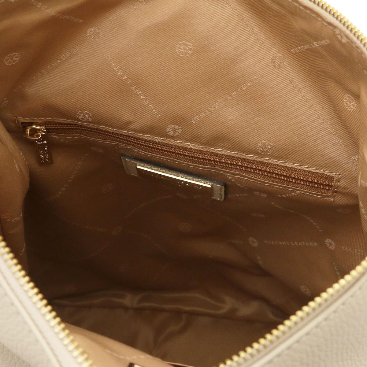 Aperto interior of Dublin backpack con marrone lining e a tasca con zip along the side