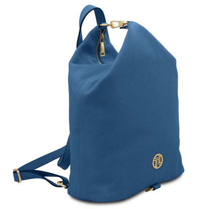 Blu Dublin leather backpack shown from a three quarter angle con accessori metallici color oro e tracolla regolabile