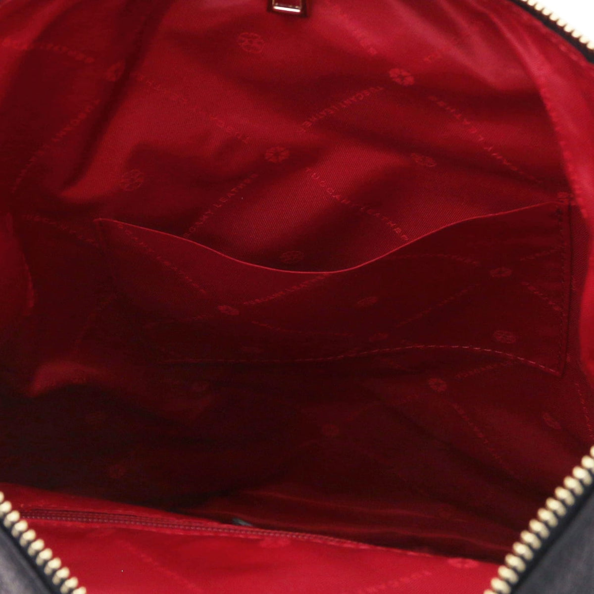 Rosso lining e curved interior pocket inside the Dublin zaino in morbida pelle italiana