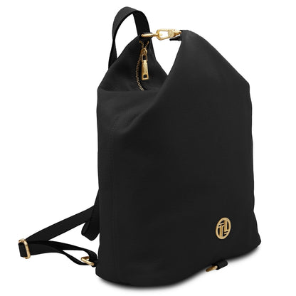 Three-quarter view of nero Dublin leather backpack con top zipper e accessori metallici color oro.