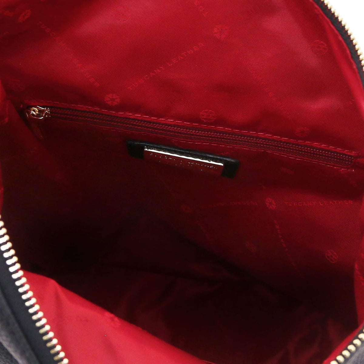 Rosso interior of the Dublin backpack con a zipped pocket e fodera con motivo logo