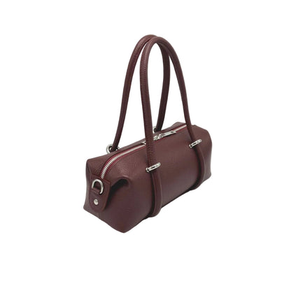 Vue latérale of a burgundy east west handbag sur fond blanc