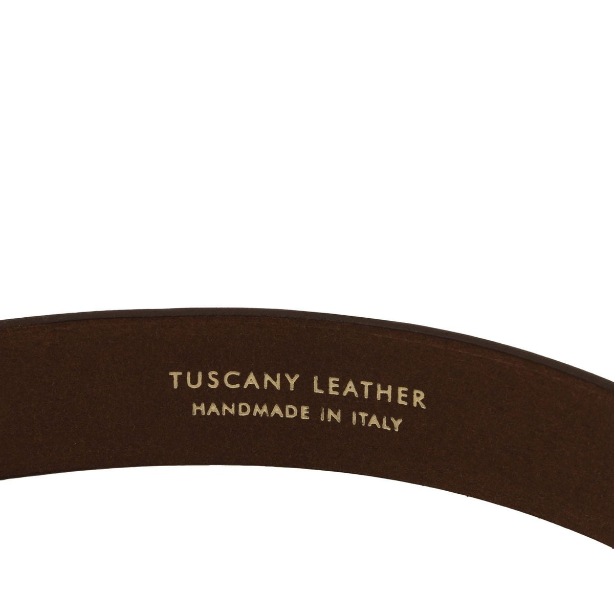 Primo piano di una cintura in nabuk marrone con impressione Tuscany Leather Handmade in Italy