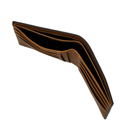 Marrone matte leather twofold wallet opened to reveal card slots e a central bill pocket