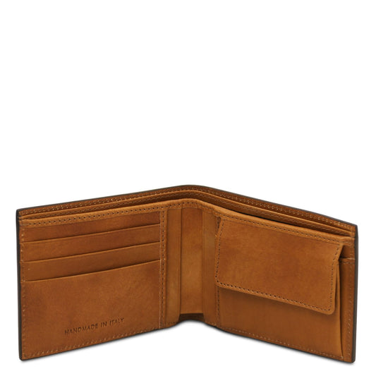 Carteira bifold aberta em pele mate cor conhaque com ranhuras para cartões e porta-moedas