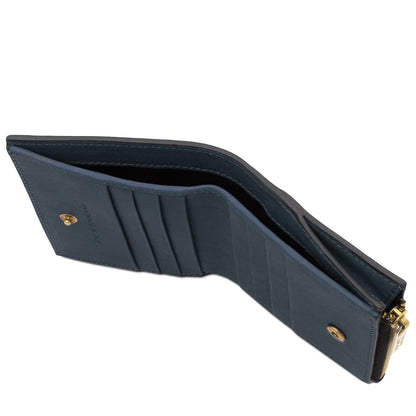 Apertoed dark blu portafoglio in pelle con several scomparti per carte e a zipperosso section on the side