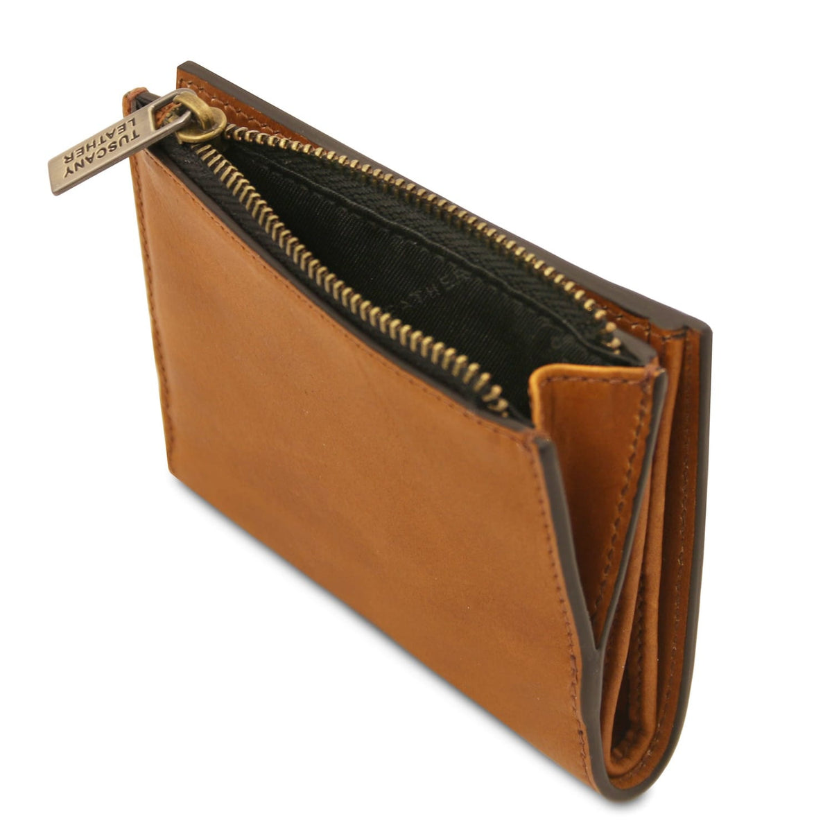 Primo piano of cuoio leather zip wallet con top zipper e brass pull tag