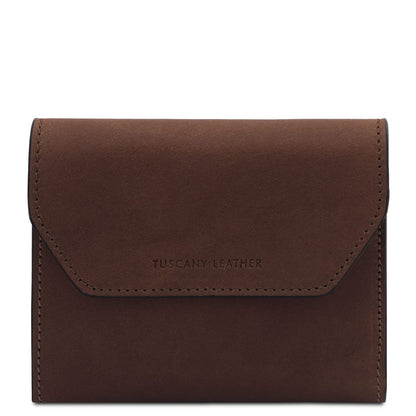 Casconhaqueho carteira em pele with a aba curva and topstitching, displaying Tuscany Leather branding.