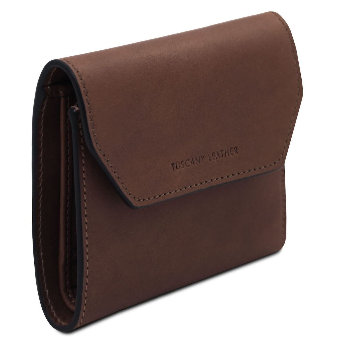 Angled vista lateral of brown carteira em pele highlighting its slim profile and neat stitching.