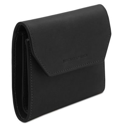 Vista lateral of black carteira em pele with curved envelope flap and Tuscany Leather embossing
