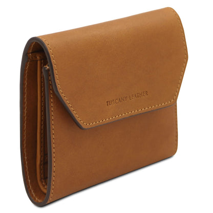 Vista lateral of conhaque Carteira Exclusive by Tuscany Leather mostrando design compacto and neat stitching.