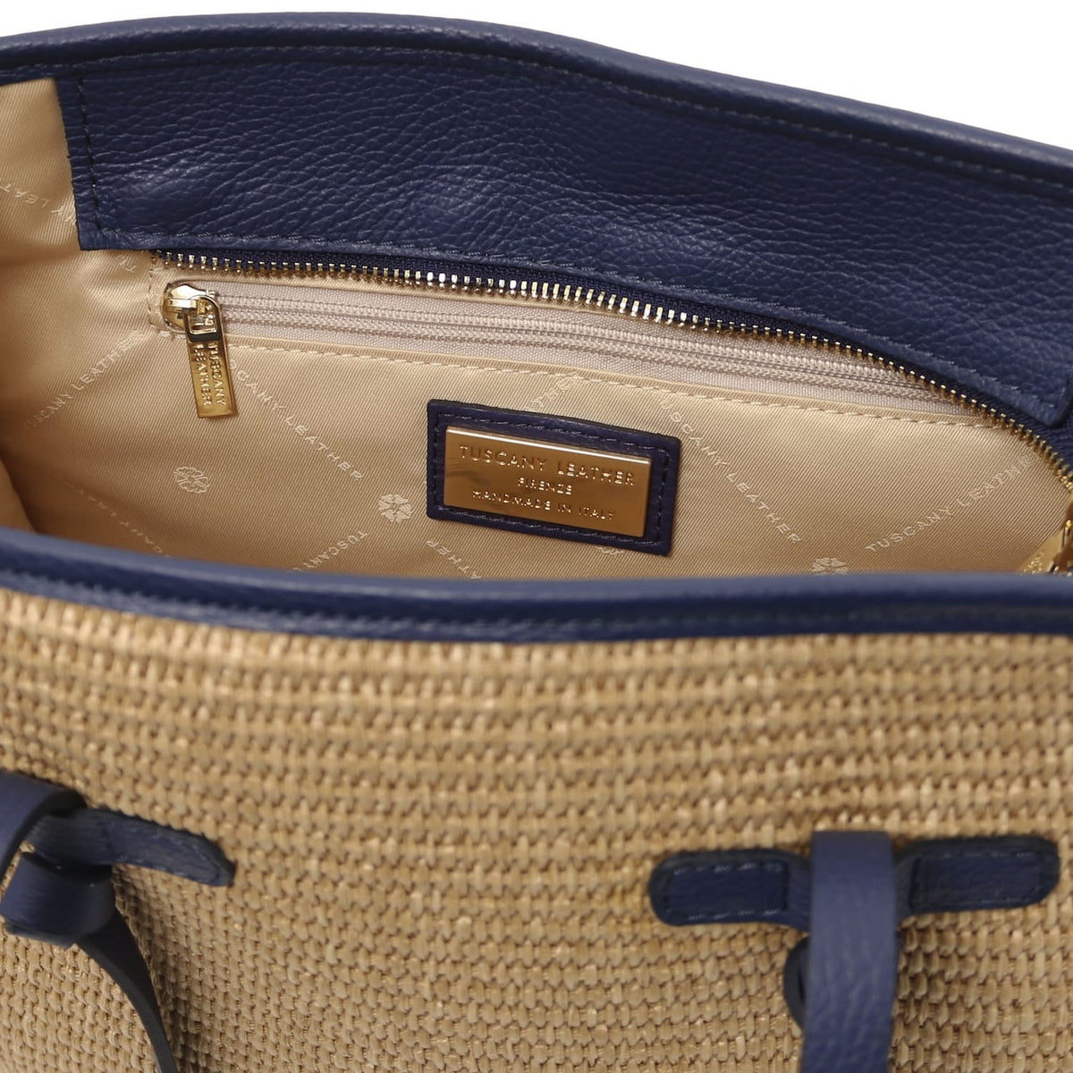 Interior of Frame straw effect shoulder bag with Reissverschlusstasche and Tuscany Leather label