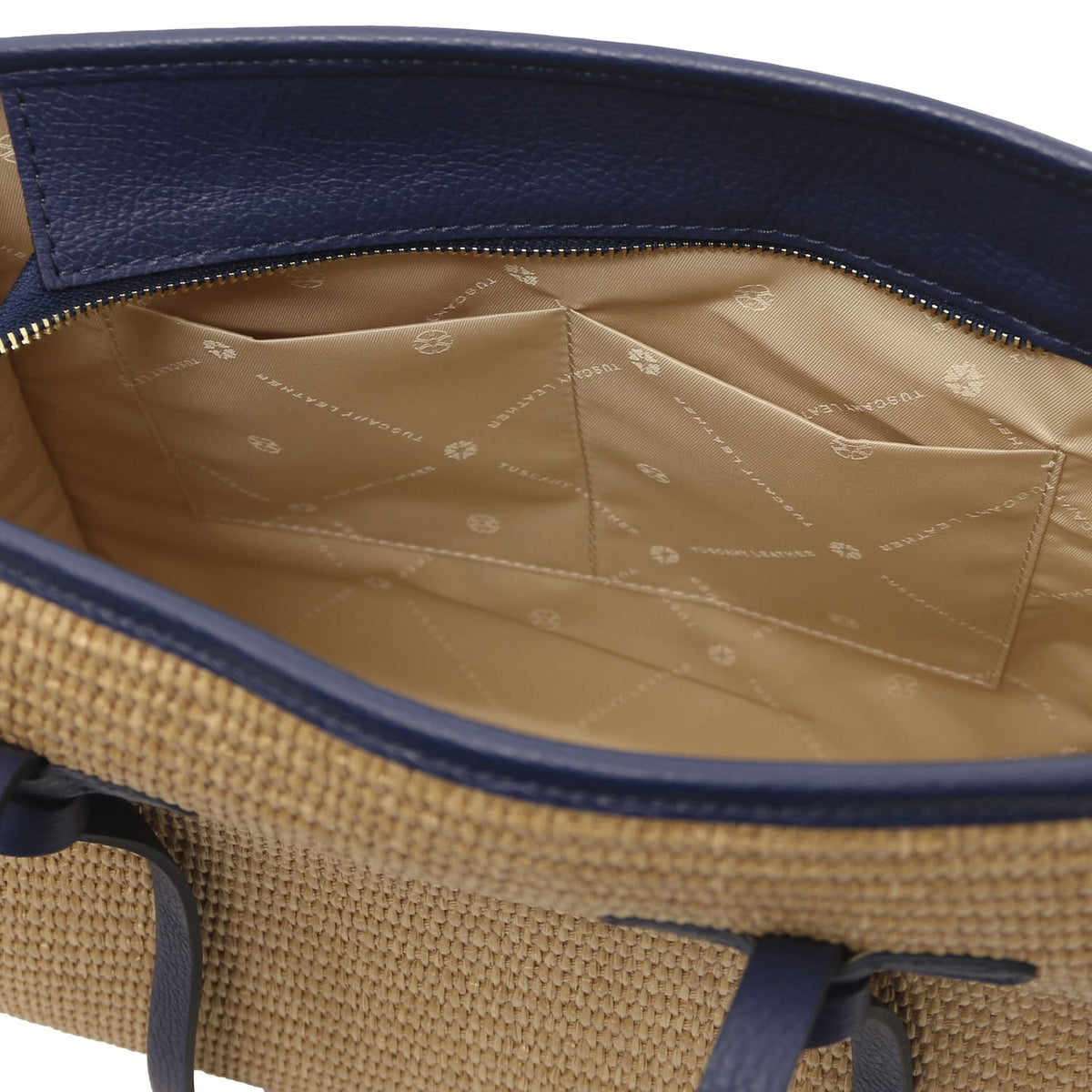 Innenansicht of Frame straw effect shoulder bag with beiges Futter and small pockets under marineblau trim