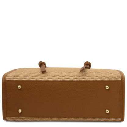 Unteransicht of straw effect bag with cognacfarben leather base and four goldfarbene Nieten