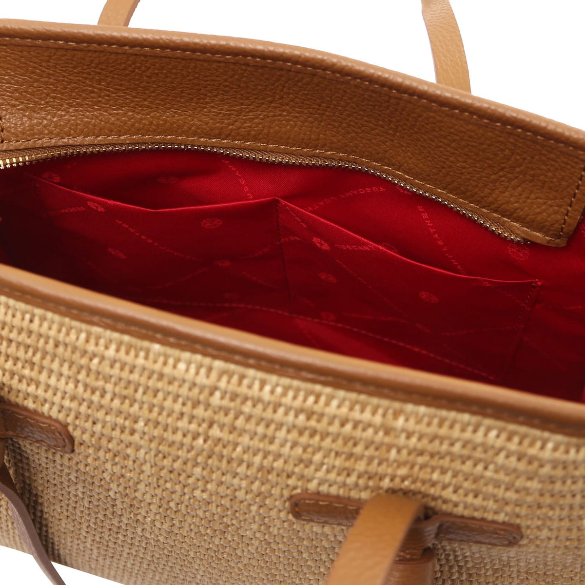 Innenansicht of Frame straw effect shoulder bag showing red lining and multiple pockets