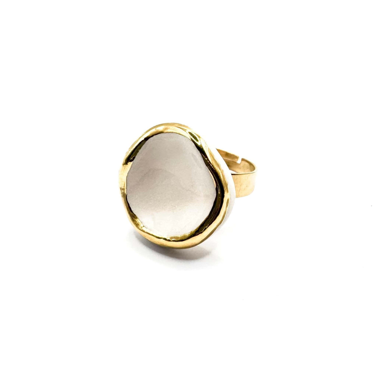 Seitenansicht des Leda Rings mit weißem Keramikzentrum und unregelmäßiger goldfarbener Kante