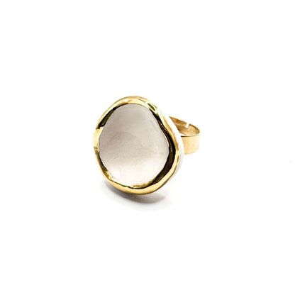 Seitenansicht des Leda Rings mit weißem Keramikzentrum und unregelmäßiger goldfarbener Kante
