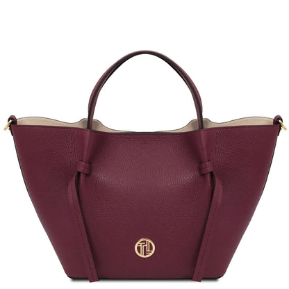 Legame - Italian leather shopping bag - Large size | TL142481 in bordeaux pelle martellata con doppi manici e accessori metallici color oro su sfondo bianco.