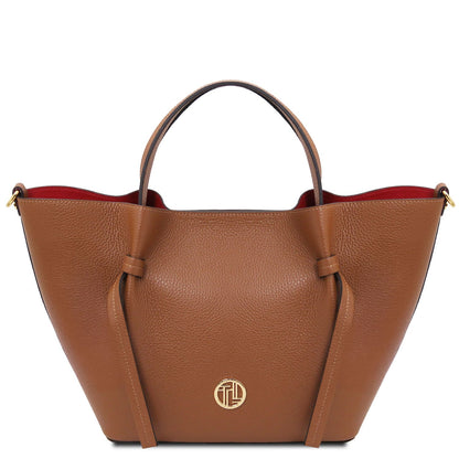 Legame – shopping bag in pelle italiana – Large | TL142481 in pelle marrone martellata con due manici superiori e logo dorato su sfondo bianco
