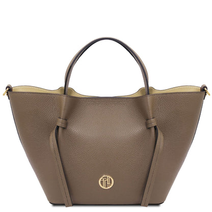 Legame – shopping bag in pelle italiana – Large | TL142481 in pelle taupe martellata con manici superiori e dettagli dorati su sfondo bianco