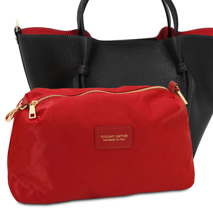 Legame – shopping bag in pelle italiana – Large | TL142481 in pelle nera martellata con pouch in tessuto rosso e dettagli dorati su sfondo bianco