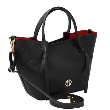Legame – shopping bag in pelle italiana – Large | TL142481 in pelle nera martellata con dettagli dorati, manici superiori e tracolla regolabile su sfondo bianco