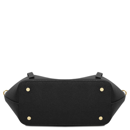 Legame – shopping bag in pelle italiana – Large | TL142481 in pelle nera martellata con base rettangolare e piedini metallici dorati su sfondo bianco