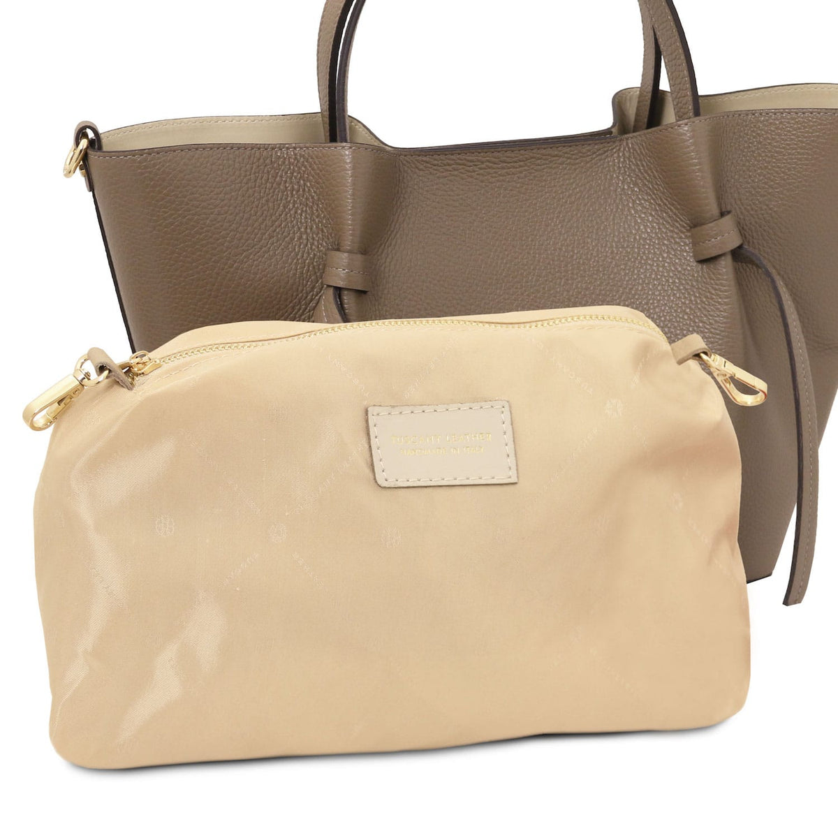 Legame – shopping bag in pelle italiana – Large | TL142481 in pelle taupe martellata con due manici superiori, mostrata con pouch beige con zip su sfondo bianco