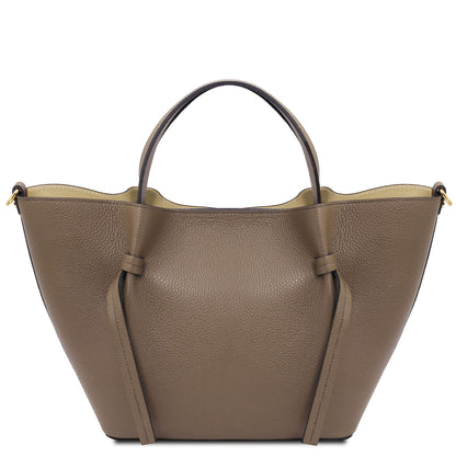 Legame – shopping bag in pelle italiana – Large | TL142481 in pelle taupe martellata con due manici superiori e dettagli annodati su sfondo beige