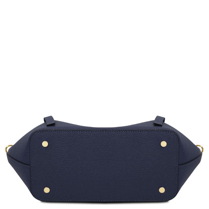 Legame – shopping bag in pelle italiana – Large | TL142481 in pelle blu navy martellata con piedini metallici dorati su sfondo bianco
