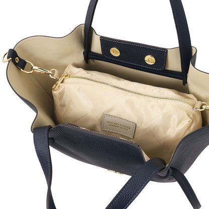 Legame – shopping bag in pelle italiana – Large | TL142481 in pelle blu navy martellata con interno beige, dettagli dorati e pouch removibile su sfondo bianco