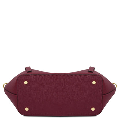 Legame - Italian leather shopping bag - Large size | TL142481 in bordeaux pelle martellata con accessori metallici color oro su sfondo bianco.