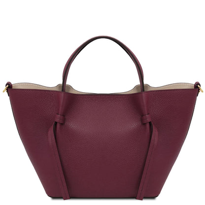 Legame - Italian leather shopping bag - Large size | TL142481 in bordeaux pelle martellata con doppi manici e side strap details su sfondo bianco.