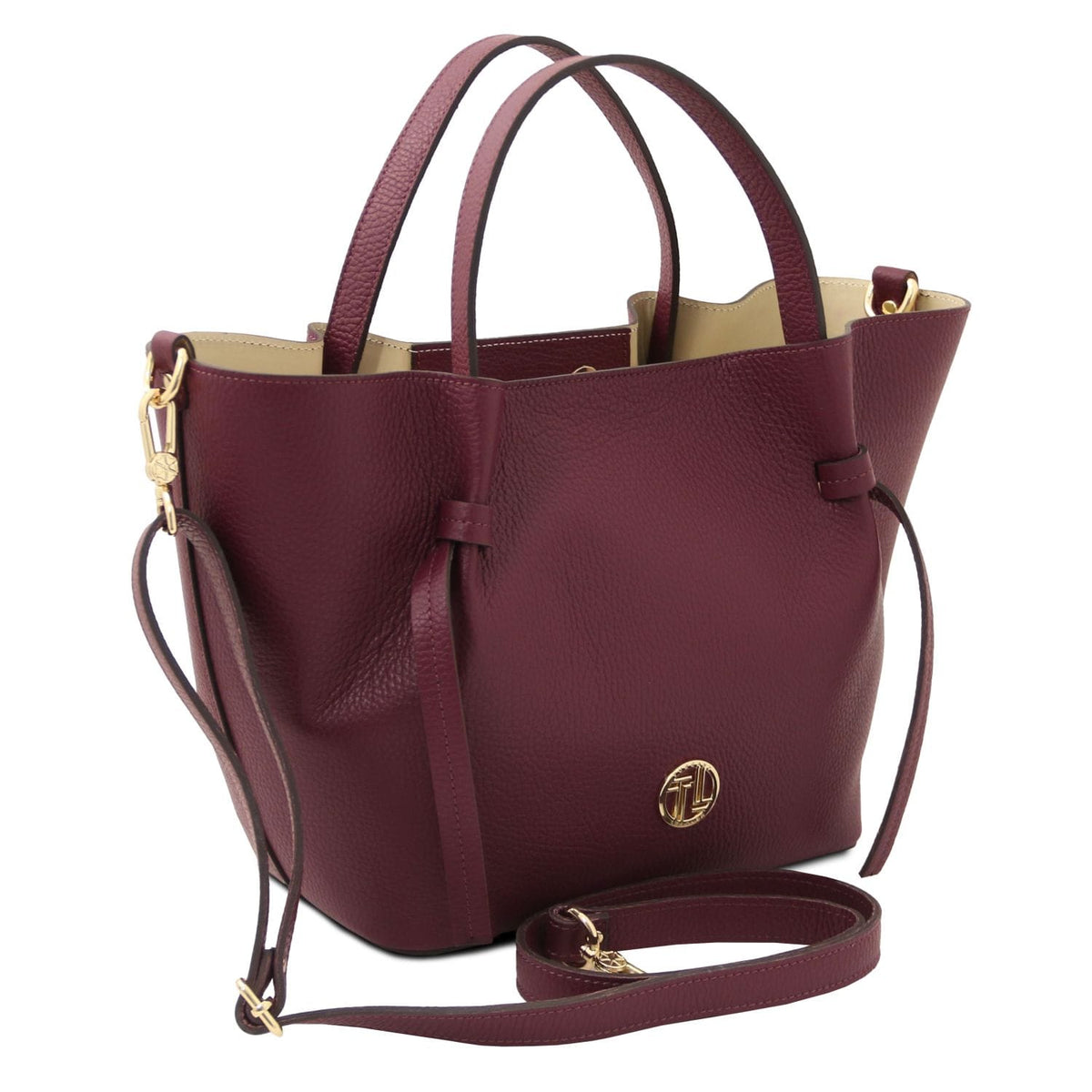 Legame - Italian leather shopping bag - Large size | TL142481 in bordeaux pelle martellata con doppi manici, tracolla removibile, e accessori metallici color oro su sfondo bianco.