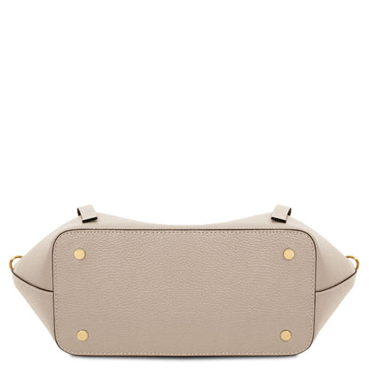 Vista dal basso of Legame large beige leather borsa shopping con piedini color oro