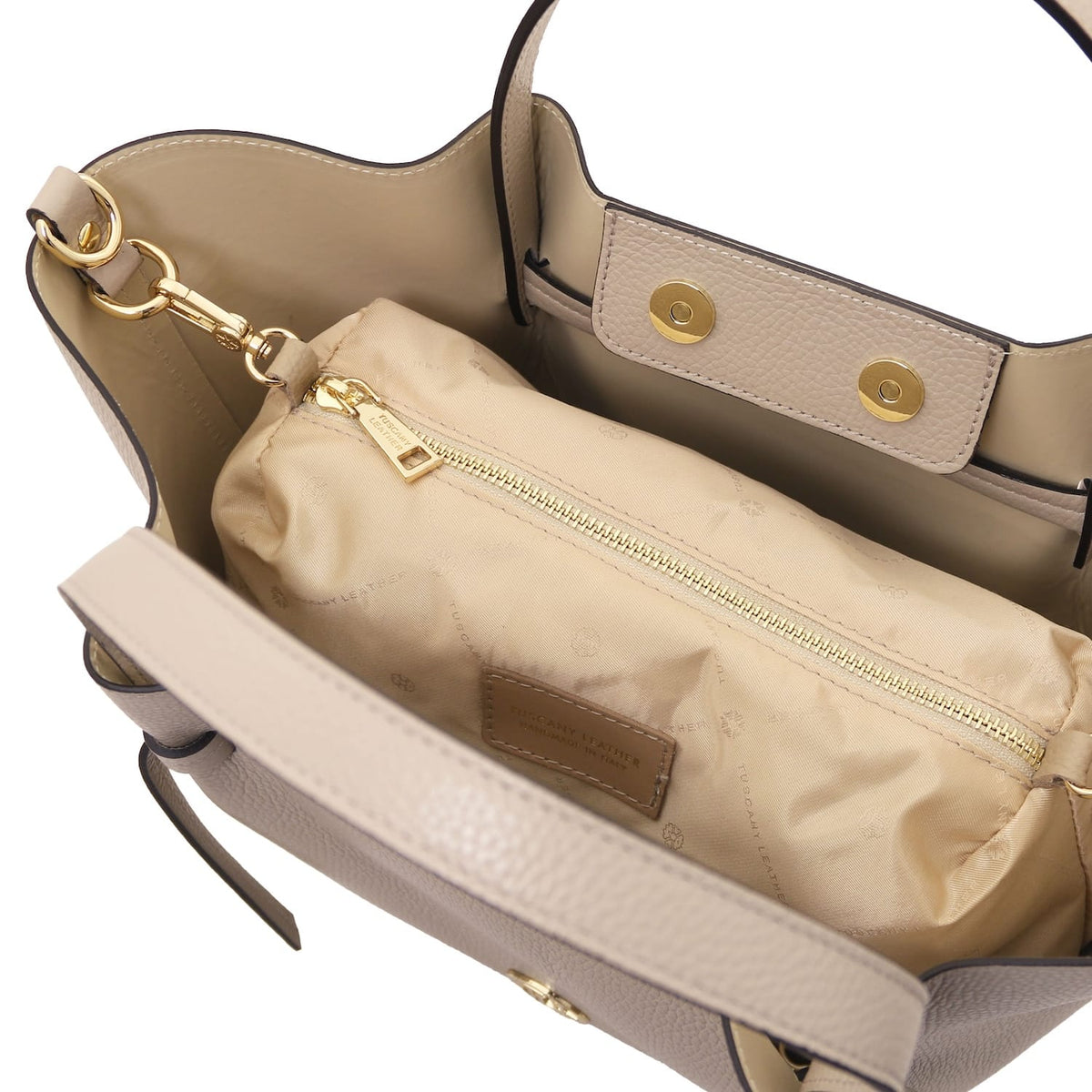 Interior of Legame large beige leather borsa shopping con zip color oro pocket e fodera beige
