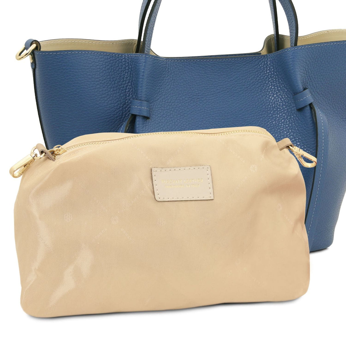 Blu pelle martellata tote con two heles e a beige zip pouch in front