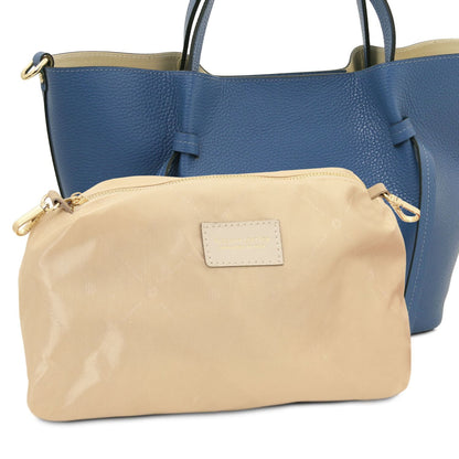 Blu pelle martellata tote con two heles e a beige zip pouch in front
