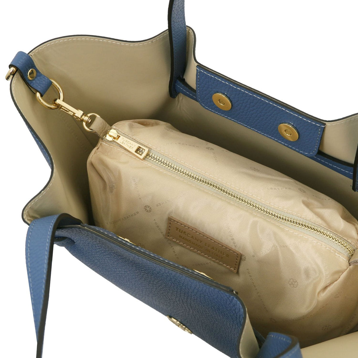 Beige fodera interna of blu Legame bag con tasca con zip e Tuscany Leather label.