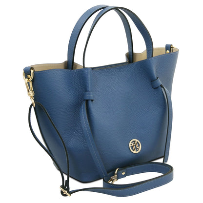 Legame blu Italian leather borsa shopping con a gold circular emblem on the front