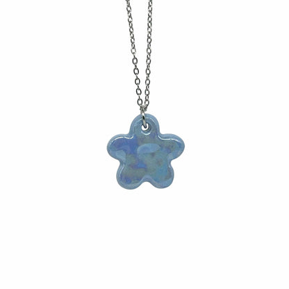 Pendente floreale Lillium in ceramica blu su catena argentata