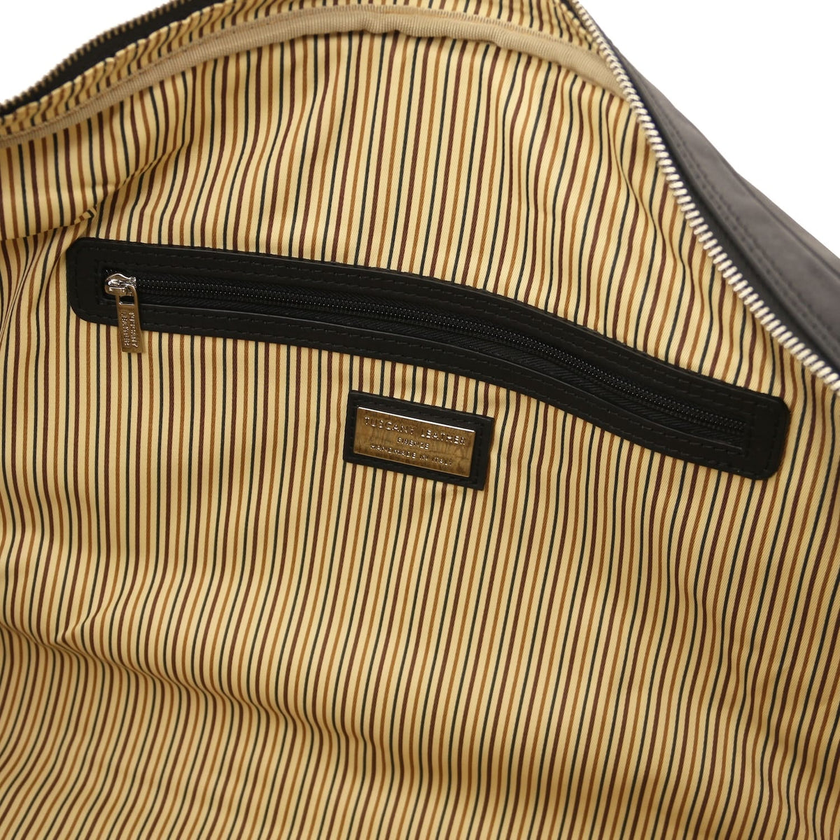 Lisbona large travel leather duffle interior with beige and brown striped lining and a bolsillo con cremallera.