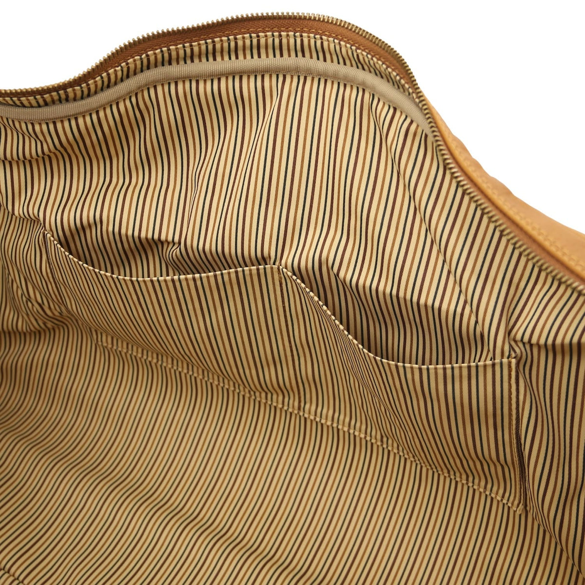 Vista interior of Lisbona large travel leather duffle with striped forro beige and internal pockets