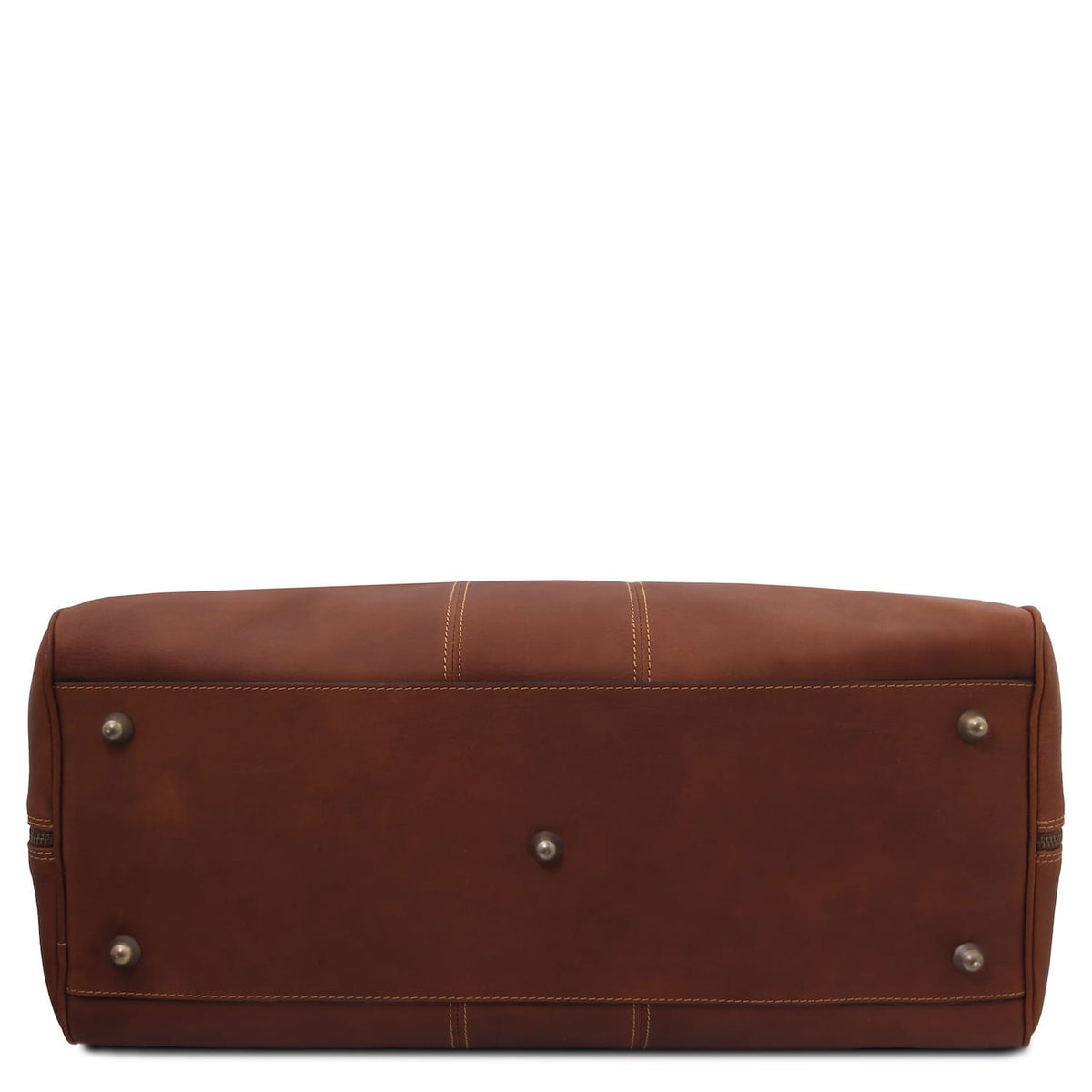 Vista inferior of brown leather travel duffle with metal feet and stitching.