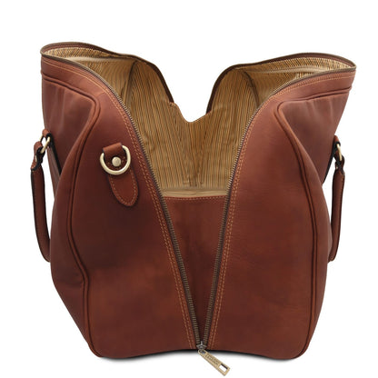 Vista interior of brown leather duffle with striped forro beige and bolsillo con cremallera.