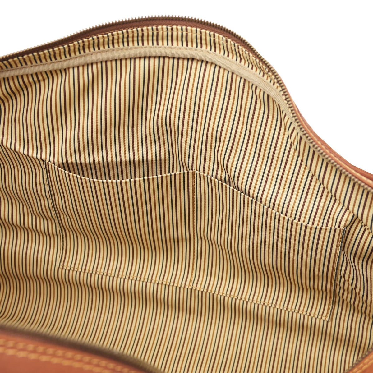 Interior forrado del bolso de viaje Lisbona de piel con forro a rayas beige y marrón y un bolsillo